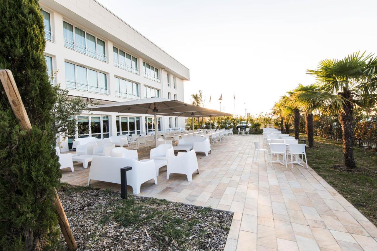 Westotel Tours Val De Loire La Ville-aux-Dames Εξωτερικό φωτογραφία